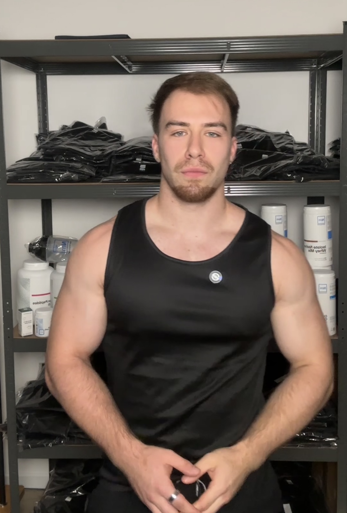 Max, fondateur de Corps Souverain, devant son stock de compléments Nutrimuscle